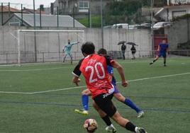 Un futbolista del Arosa desborda por banda izquierda.