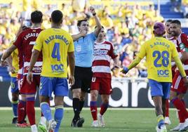 De Burgos Bengoetxea amonesta al local Araujo durante el partido que acabó en derrota contra Las Palmas.