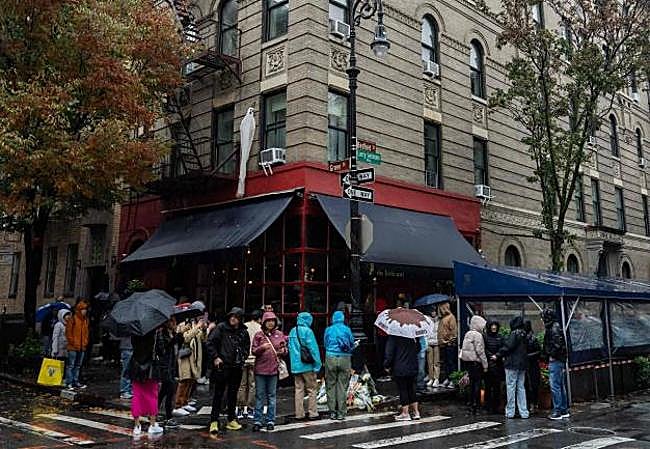 Fans de Friends bajo el edificio que representaba los pisos de Mónica y Rachel y Joey y Chandler en Friends.