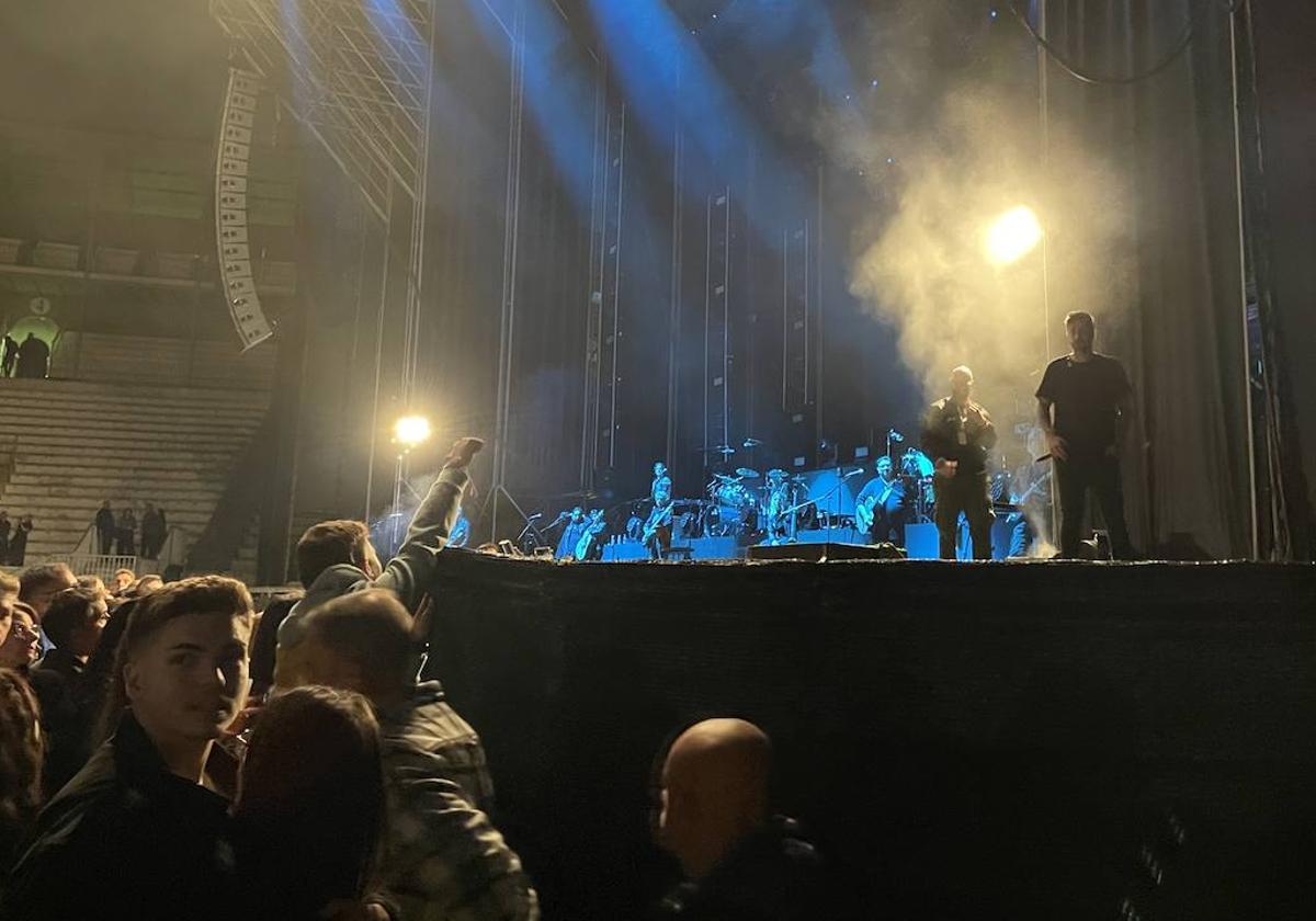 En el escenario, a la derecha, Melendi cuando paró el concierto por el ataque epiléptico sufrido por una chica.