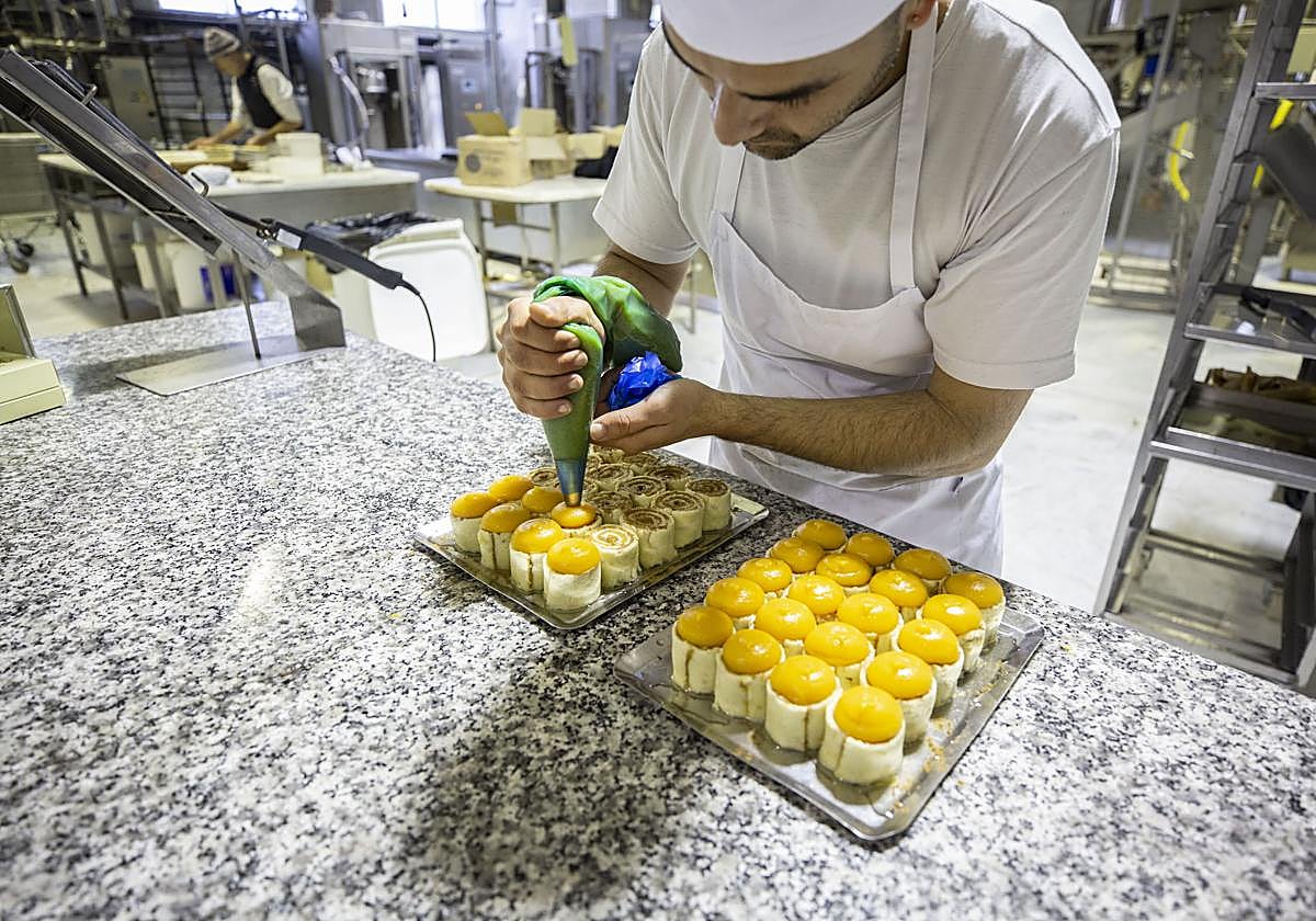 Elaboración de piononos en Casa Ysla, en Santa Fe