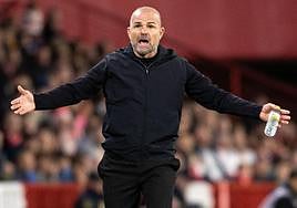 Paco López protesta una falta durante el partido.