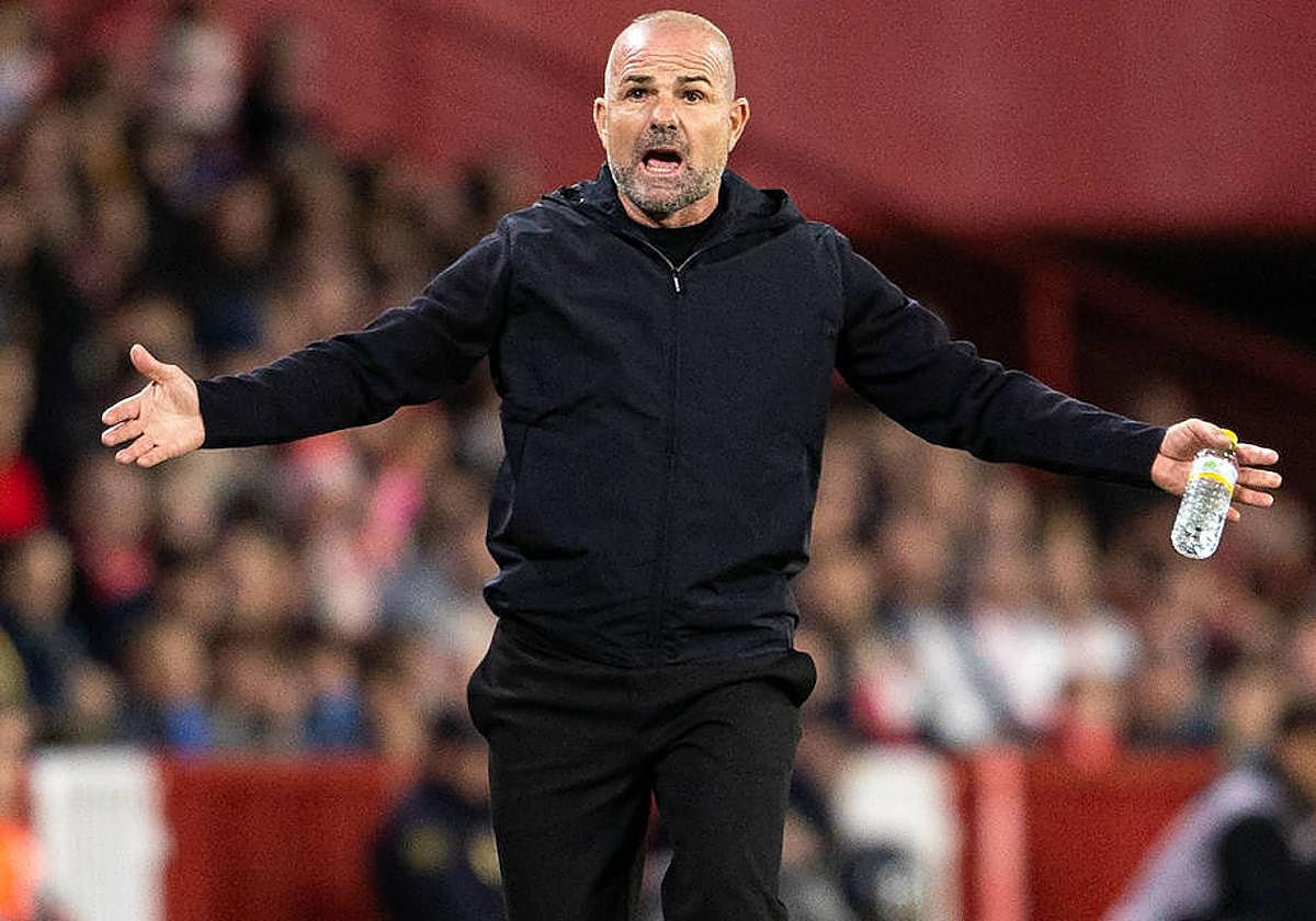 Paco López protesta una falta durante el partido.