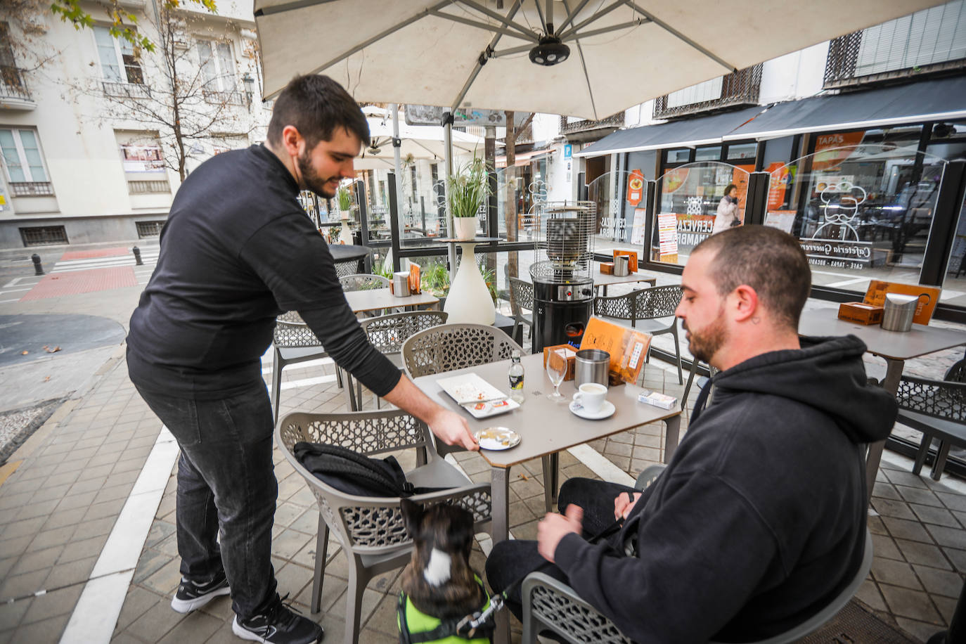 Un camarero en un negocio de hostelería de Granada