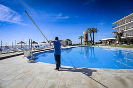 Un trabajador en un hotel de la Costa Tropical.