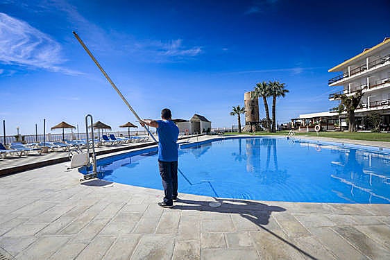 Un trabajador en un hotel de la Costa Tropical.