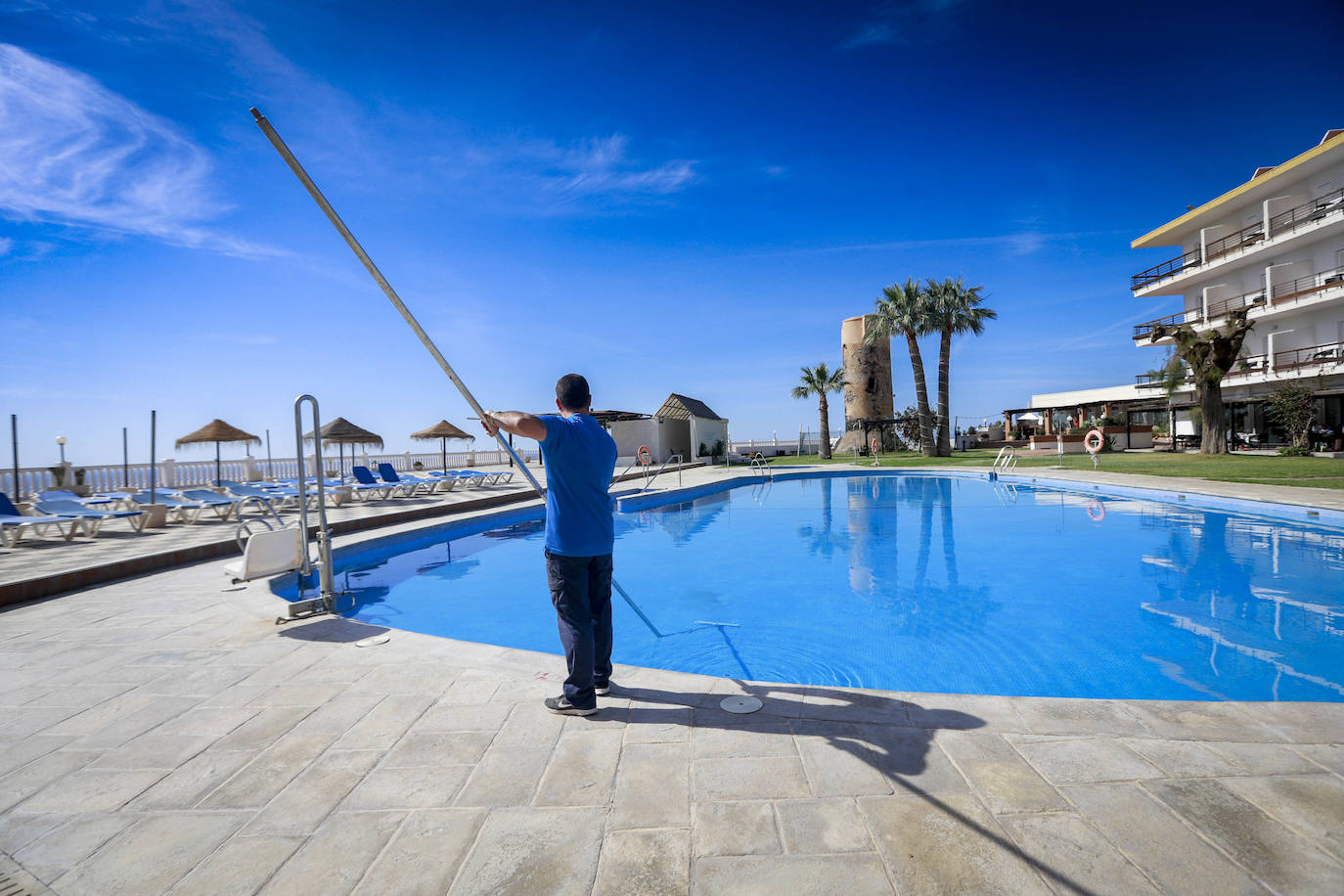 Un trabajador en un hotel de la Costa Tropical.