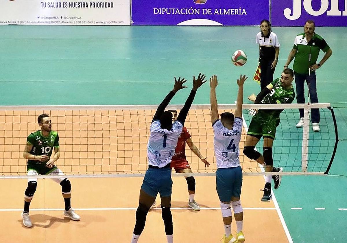 Víctor Rodríguez supera el bloqueo de Villena Petrer, en el que hizo un gran partido.