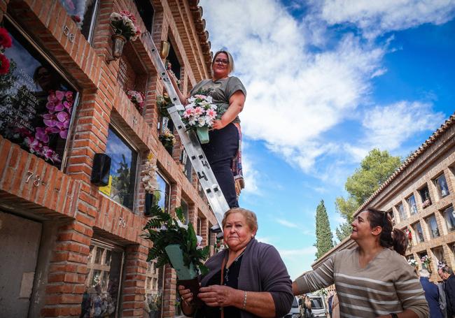 Susana en lo alto de la escalera, con su madre y su hermana.