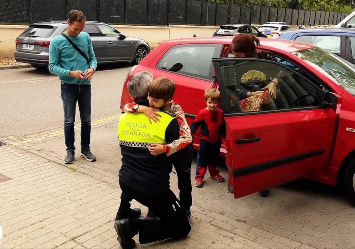 José visita a la Policía Local un año después de su accidente de tráfico en Granada.