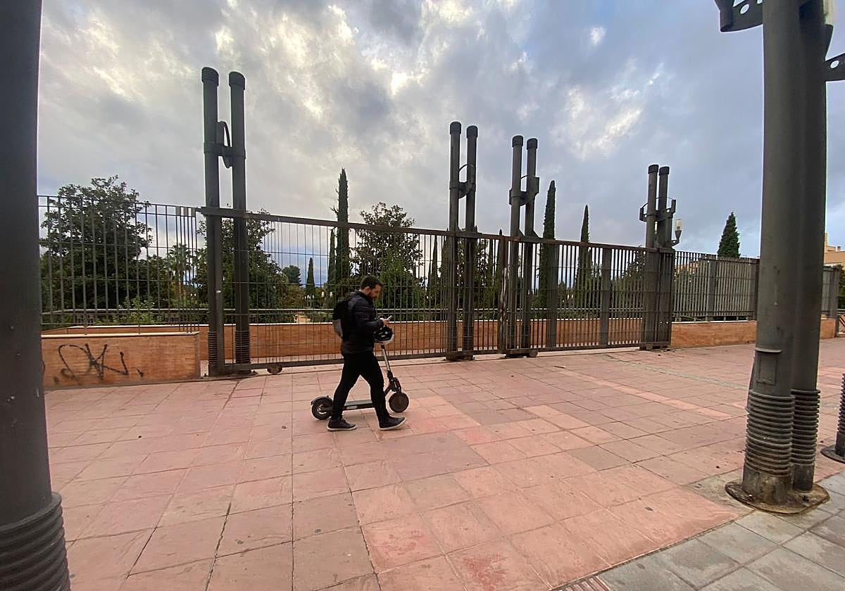 Parque Federico García Lorca cerrado.