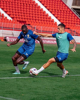 Mendes se intenta ir de Kaiky en un entrenamiento en el campo principal.