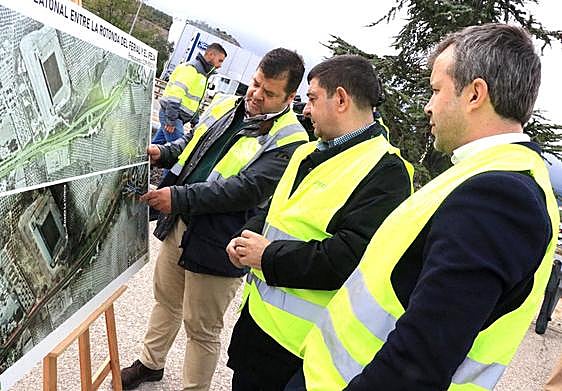 Francisco Reyes y Julio Millán durante la visita a las obras del vial peatonal.