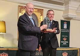 Juan Eslava Galán con Antonio Martín Mesa.