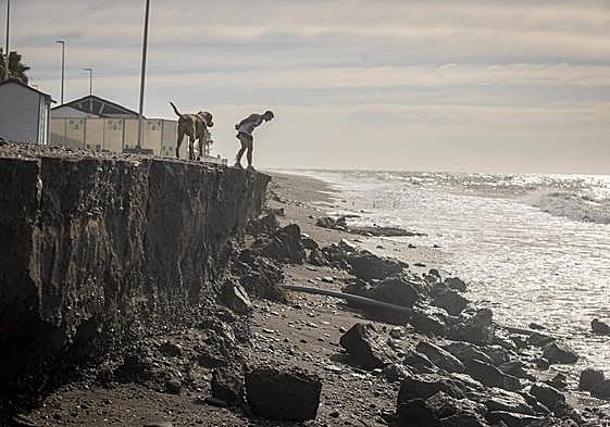 Destrozos en Playa Granada tras el temporal.