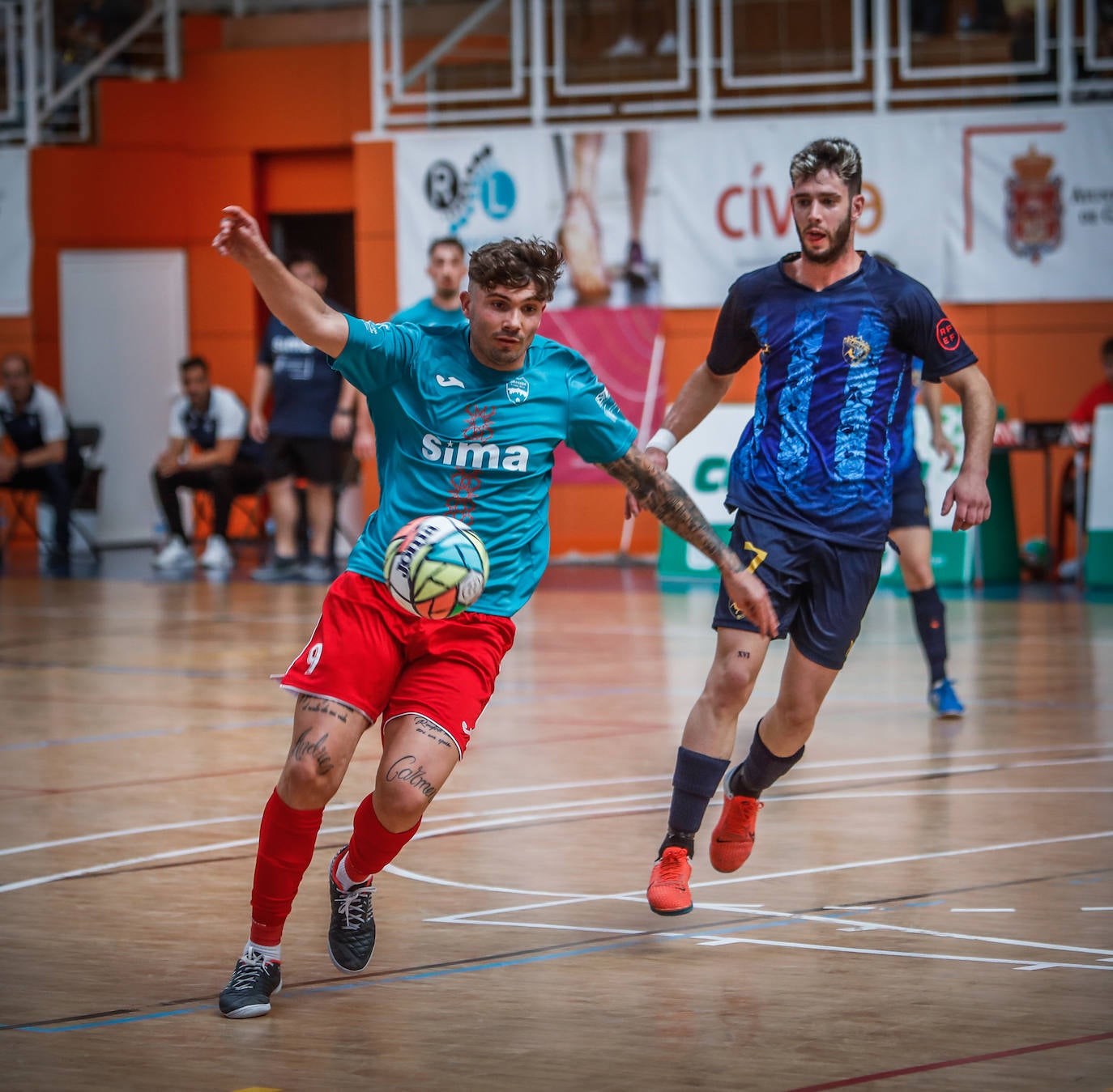 Un jugador del Sima Granada controla el balón.