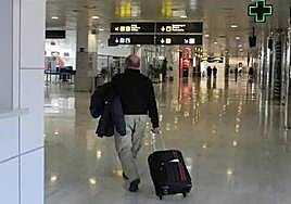 Un pasajero en el Aeropuerto de Almería.