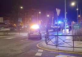 Sanitarios y policía en la atención al herido en la Chana.