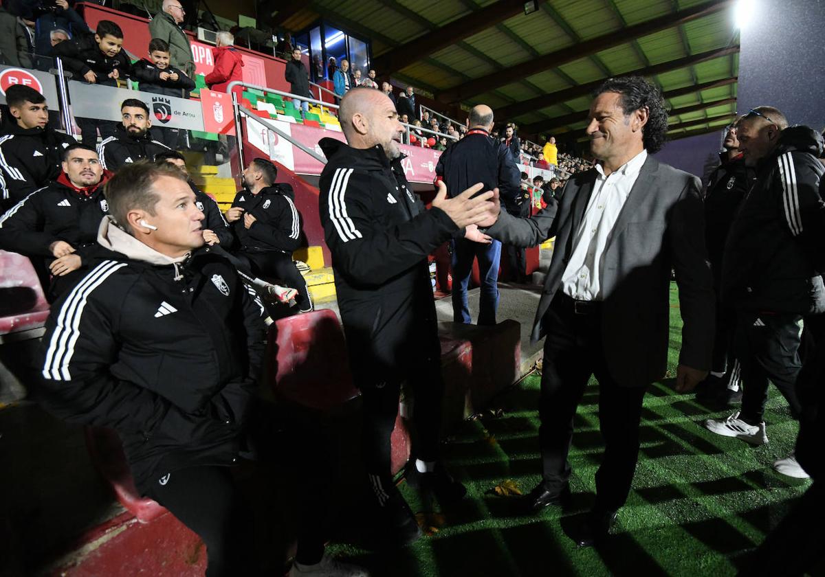 Paco López y Luisito, entrenadores del Granada y el Arosa, se saludan antes del partido.