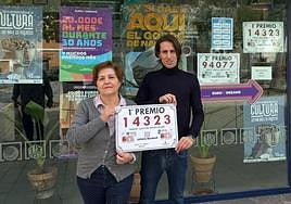 Silvia Pérez junto a su hijo Borja Beltrán.