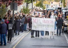 Decenas de personas se concentraron a las puertas del instituto de Alhama para condenar la violencia.