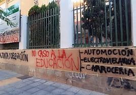 Carteles y pancartas colgadas en la verja del IES'Los Ángeles' por parte de los alumnos'.
