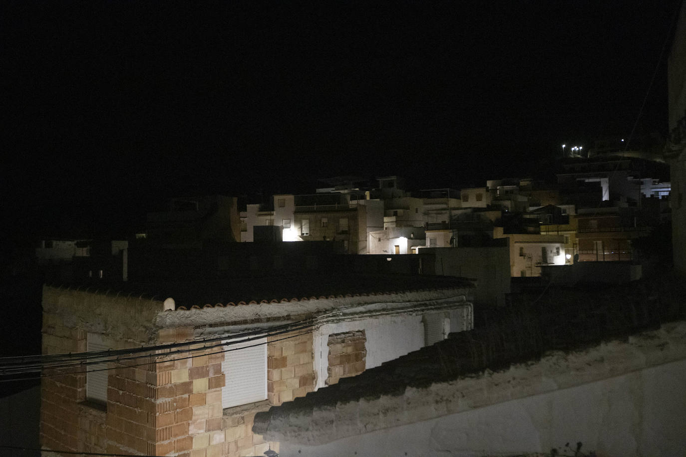 Imagen secundaria 1 - Los vecinos pasean con la linterna del móvil.