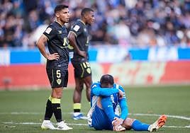 Robertone y Akime, con los brazos en jarras y cara de desánimo, sufren el penalti a Kike García.