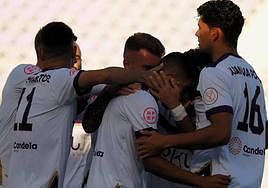 Los jugadores del conjunto de la capital jienense celebran uno de los tantos firmados ante el Málaga City.