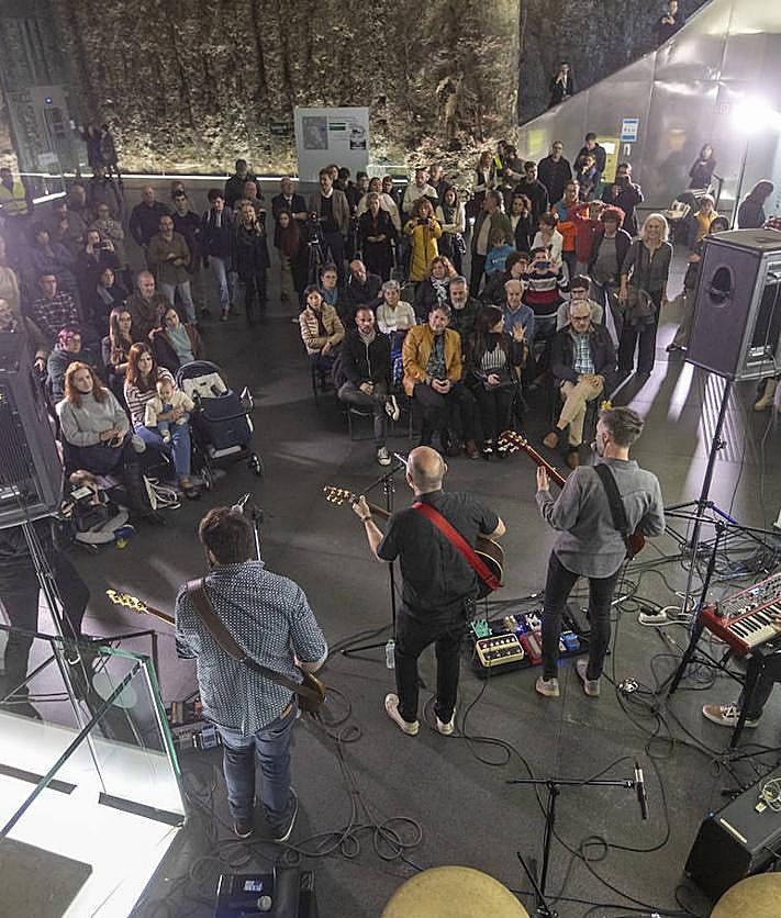 Imagen secundaria 2 - Momento acústico del concierto, foto de familia con escritores y el público en Alcázar Genil. 