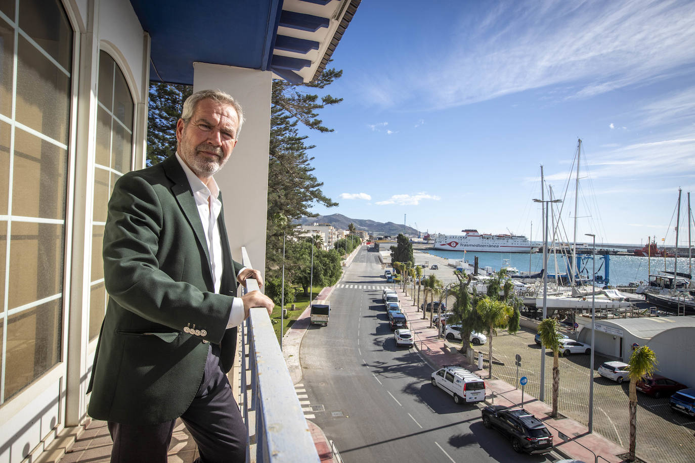 El presidente de la Autoridad Portuaria posa para IDEAL en el puerto.