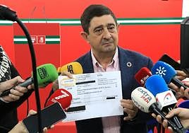 El secretario general del PSOE de Jaén, Francisco Reyes, durante la rueda de prensa.