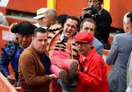 El Fandi sale con fuertes dolores de la plaza de Acho, en Perú