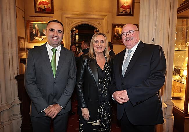 Francisco Rodríguez, presidente de la Diputación; Marifrán Carazo, alcaldesa de Granada; y Eduardo Peralta, director de IDEAL