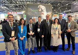 La delegación almeriense, junto al presidente de la Junta de Andalucía, en la primera jornada de la feria.