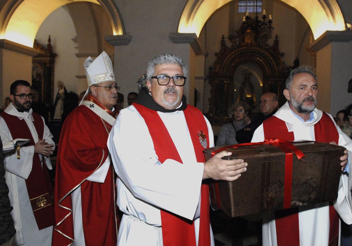 Los restos mortales del beato y mártir Antonio Caba Pozo reciben sepultura en la iglesia de Lanjarón