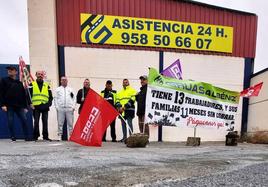 Trabajadores de Grúas Albéniz, en la puerta de la empresa, recordando que llevan la once meses sin cobrar.