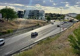 La N-323a, junto al Campus, a la izquierda, y el centro comercial Jaén Plaza.