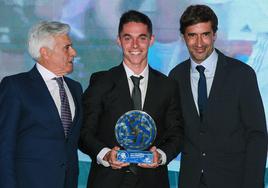 Arribas, entre Rocha -presidente interino de la RFEF- y Raúl González -ténico en el Castilla-.