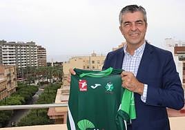 Antonio Rodríguez, orgulloso, muestra la camiseta de Unicaja Costa de Almería.