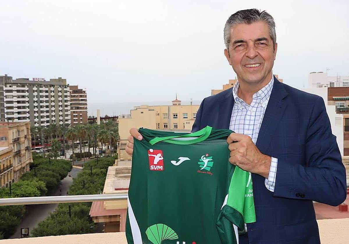 Antonio Rodríguez, orgulloso, muestra la camiseta de Unicaja Costa de Almería.