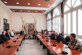 Momento de la reunión en la sede de la Junta.