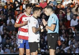 García Verdura dialoga con Hugo Duro y Torrente tras señalar penalti.