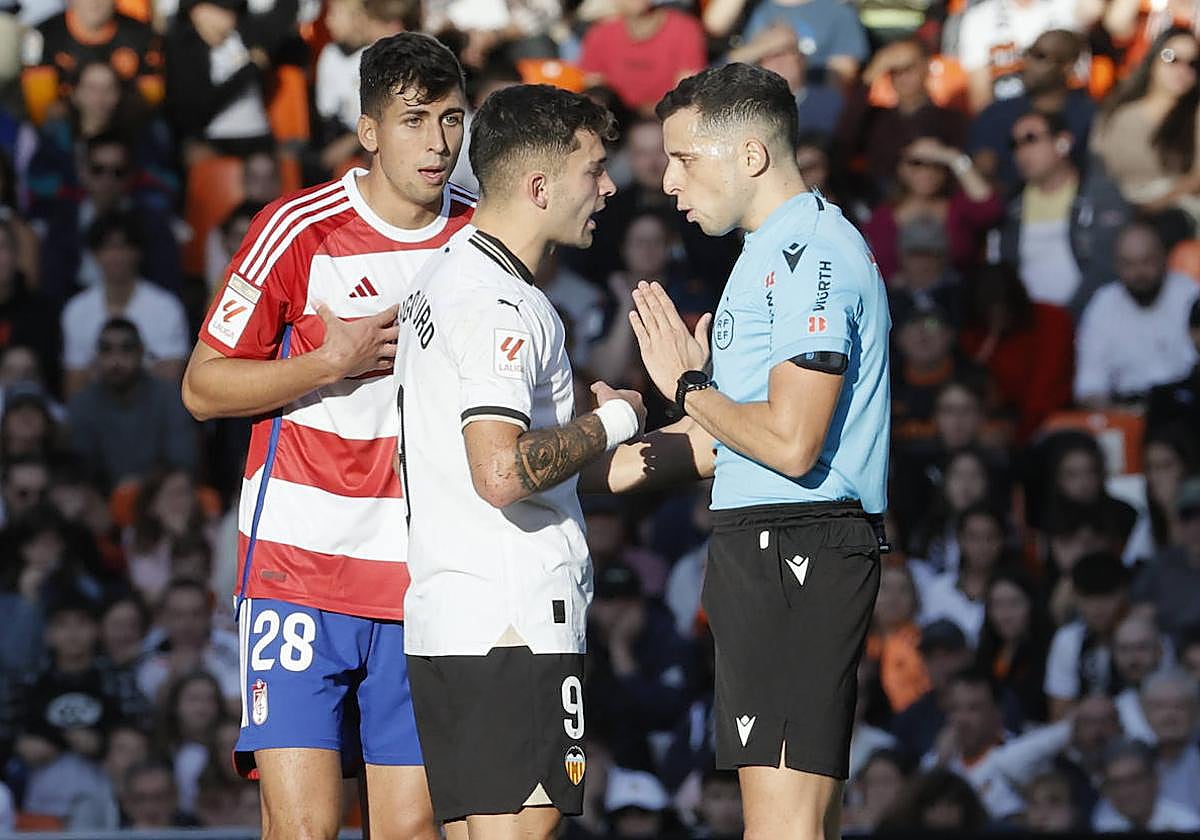 García Verdura dialoga con Hugo Duro y Torrente tras señalar penalti.