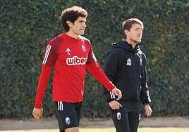 Jesús Vallejo, junto al readaptador Manu Dimas este miércoles.