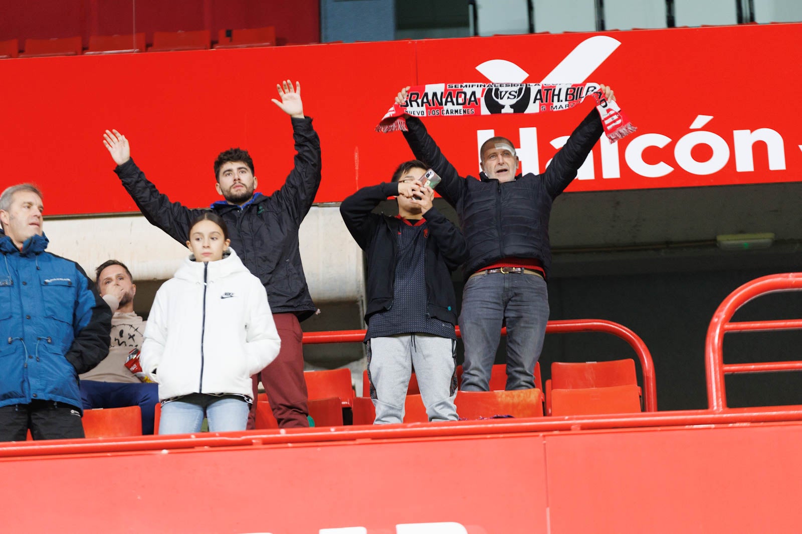 Encuéntrate en la grada de Los Cármenes en el Granada-Athletic