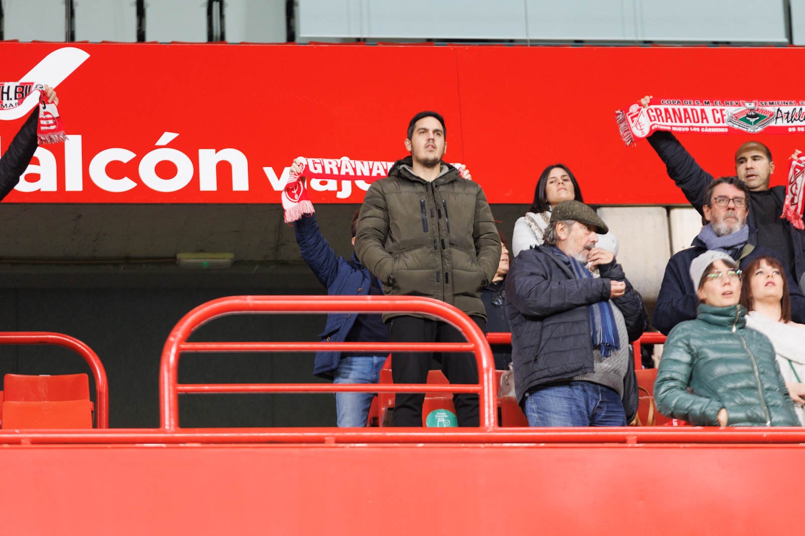Encuéntrate en la grada de Los Cármenes en el Granada-Athletic