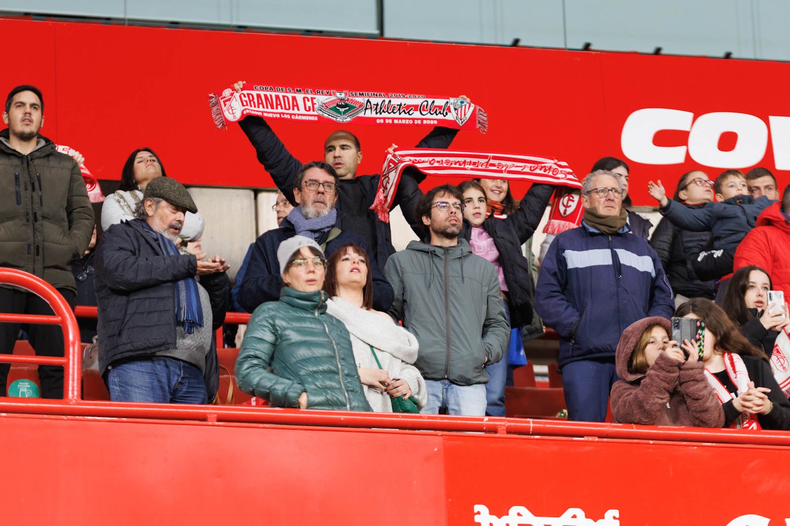 Encuéntrate en la grada de Los Cármenes en el Granada-Athletic