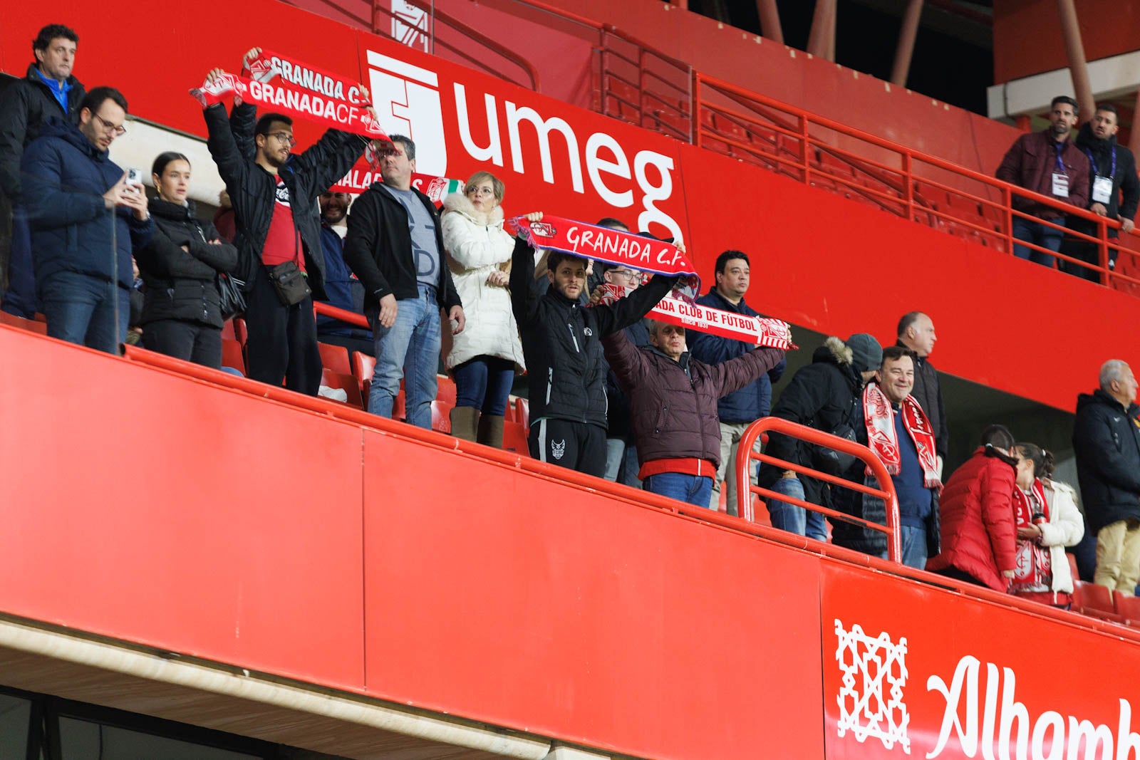 Encuéntrate en la grada de Los Cármenes en el Granada-Athletic