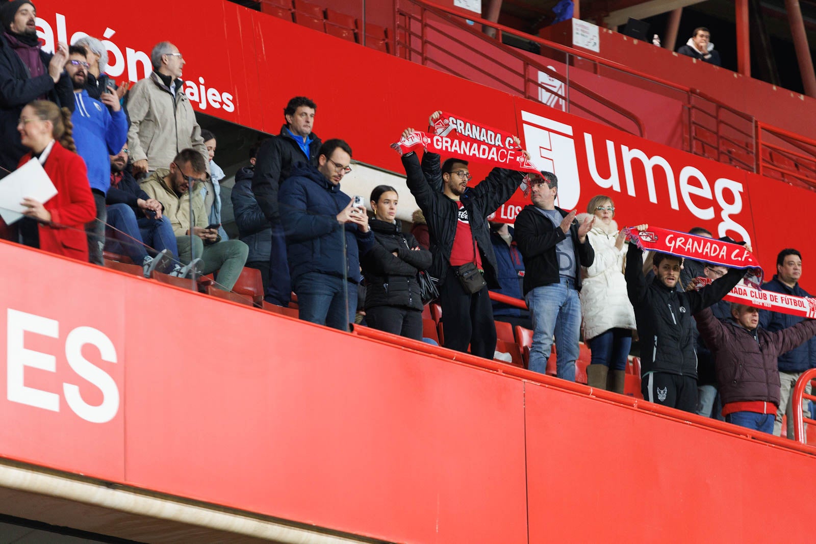 Encuéntrate en la grada de Los Cármenes en el Granada-Athletic